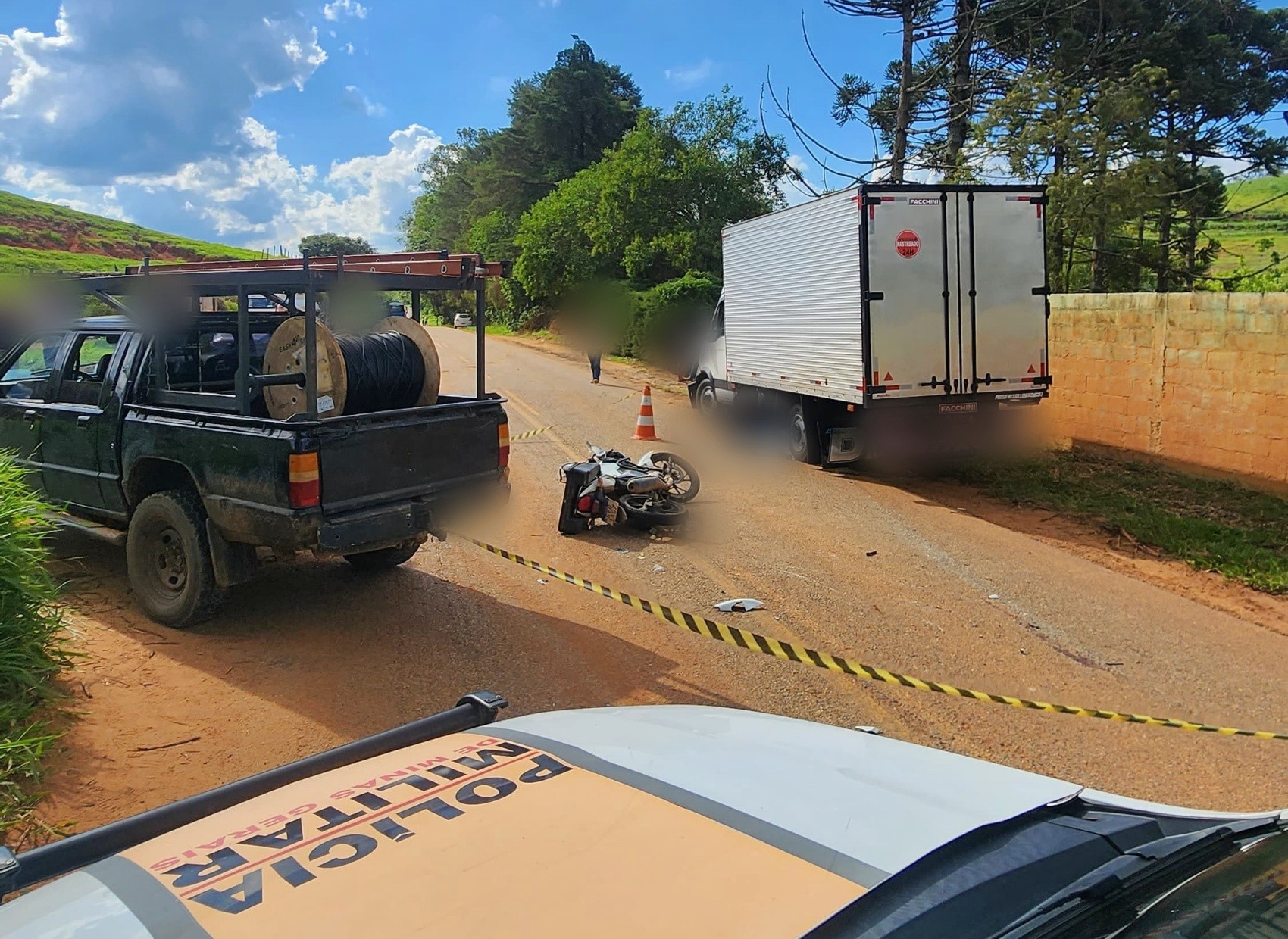 Motociclista morre atropelado por caminhão após bater em caminhonete na MG-295, em Paraisópolis, MG